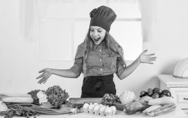 台所で野菜と遊ぶ子供 子供と野菜 健康的な食事とライフスタイルの概念 緑のベジタリアンフード ビタミンの多様性を持つ女の子 食事と健康 — ストック写真