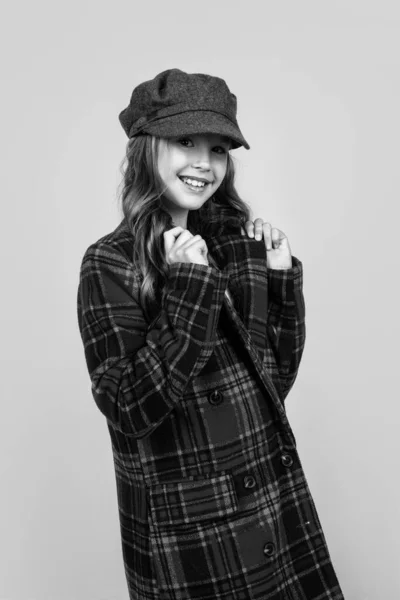 Menina Adolescente Com Cabelo Encaracolado Longo Usar Chapéu Moda Jaqueta — Fotografia de Stock