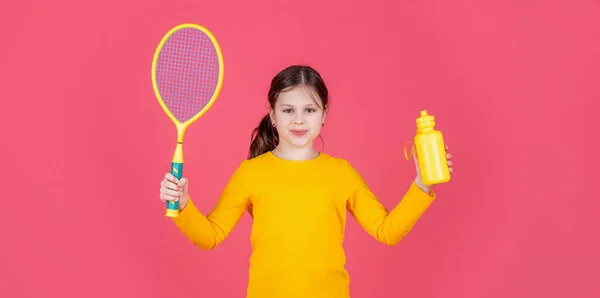Vrolijk Kind Houden Tennis Racket Water Fles Roze Achtergrond — Stockfoto