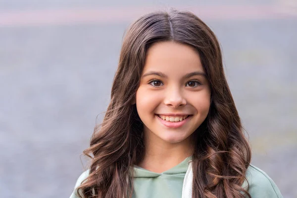 Retrato Menina Adolescente Com Rosto Sorridente Cabelos Longos Encaracolados Embaçados — Fotografia de Stock