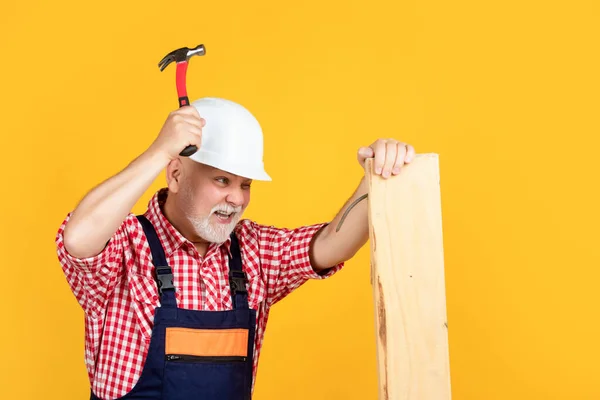 Geschäftiger Alter Mann Holzfäller Mit Helm Auf Gelbem Hintergrund — Stockfoto