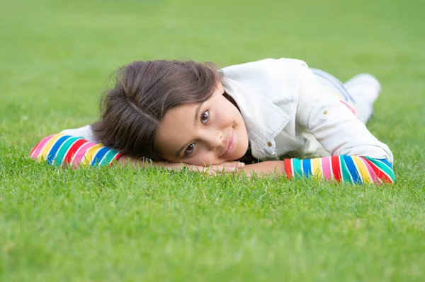 Adolescente Menina Relaxante Grama Verde Livre Relaxamento — Fotografia de Stock