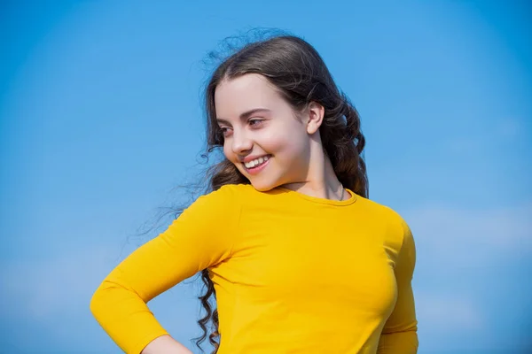 Дівчина Підліток Щасливим Обличчям Фоні Неба — стокове фото
