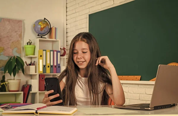 Ragazza Classe Scuola Con Smartphone Educazione Online — Foto Stock
