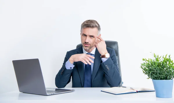 Pensante Uomo Affari Seduto Ufficio Con Computer Portatile — Foto Stock