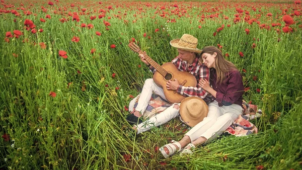 Sonsuza Dek Aşk Gitarlı Çift Haşhaş Tarlasında Bir Adam Kadın — Stok fotoğraf