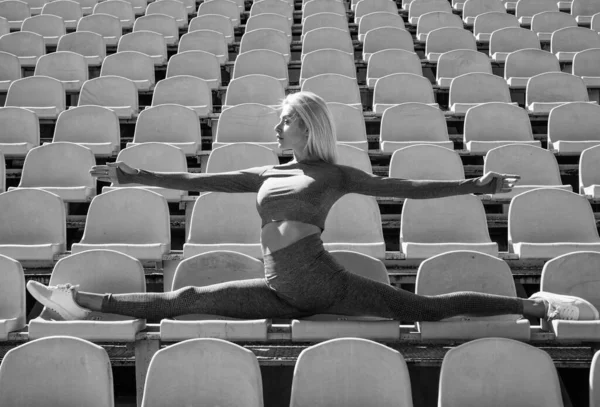 Flexibele Vrouwelijke Atleet Stretching Het Stadion Outdoor Split Sport — Stockfoto
