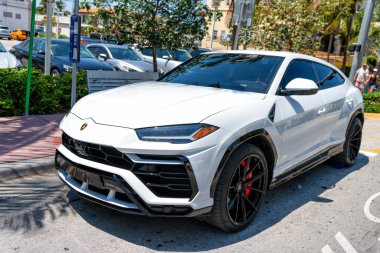 Miami Beach, Florida ABD - 14 Nisan 2021: beyaz Lamborghini Urus Sedan, ön köşe manzaralı. Lüks spor araba..