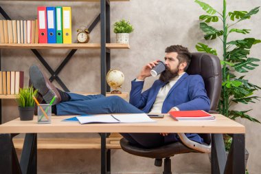 Rutine ara veriyorum. İş adamı ofiste kahve içer. Mesai arasında dinleniyorum. İşten izin al..