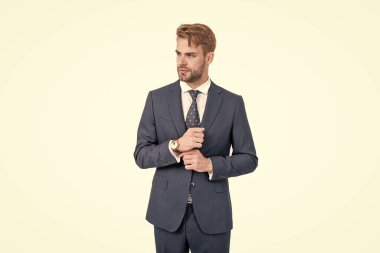Erkek resmi moda. Kol saati olan patron. Kendine güvenen bir iş adamı. Formalite icabı yönetim kurulu başkanı. İş başarısı. Takım elbiseli başarılı bir adam. profesyonel girişimci yöneticisi.