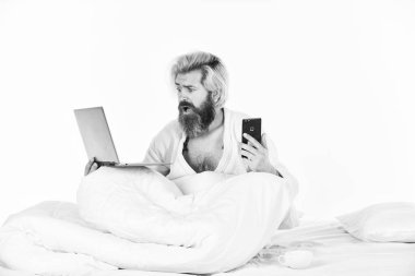 Çevrimiçi iletişim. Elektronik cihazlar salınan vücut uykusunu bastıran yapay mavi ışık yayar ve hormon melatonini tetikler. Evden çalışıyorum. Hippi bilgisayarı çalışıyor. Uzaktan kumanda. İnternetten alışveriş.