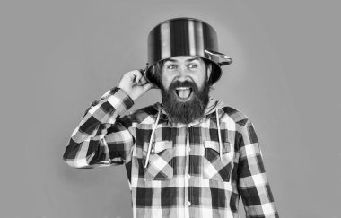 Çok iş var. Elinde kızartma tavası olan bir adam... aşçı aşçı bir erkek. Sakallı adam aşçı için hippi damalı gömlek. Mutfak aletleriyle traşsız, vahşi bir adam. Ev eşyaları. Arkadaş canlısı tezgahtar.