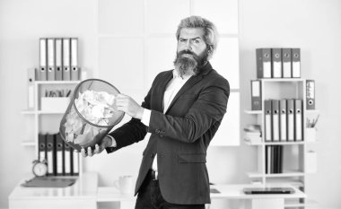 Bir bakalım. Gezegenimizi kurtar. Olgun erkek sekreter kayıp belgeyi arıyor. İş ofisi. Kağıdı çöpe atmak zorundadır. Adam geri dönüşüm kutusunu tutuyor. Bu kağıt atık kağıtlarla çöpe gidecek..