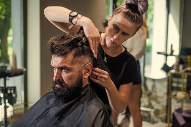 Olgun, sakallı bir erkeğin berber dükkanındaki kuaföre sakal tıraşı olması, yeni bir saç modeli tasarlaması..