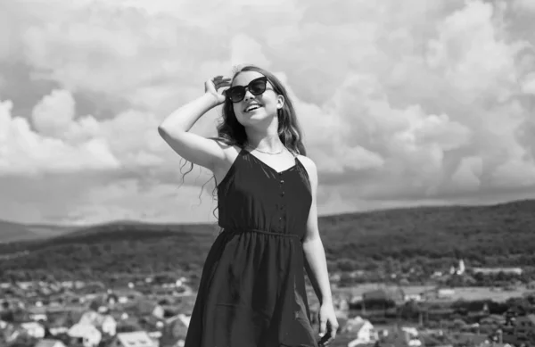 Милый Ребенок Платье Очки Открытом Воздухе Летняя Мода — стоковое фото