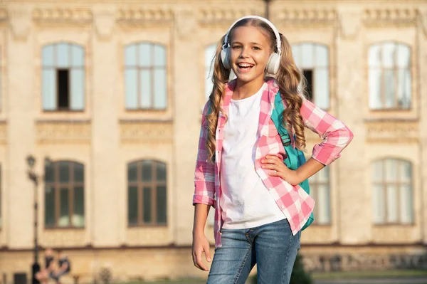 Szczęśliwy Nastolatek Dziewczyna Słuchanie Muzyki Podwórku Szkolnym Zewnątrz Przestrzeń Kopiowania — Zdjęcie stockowe