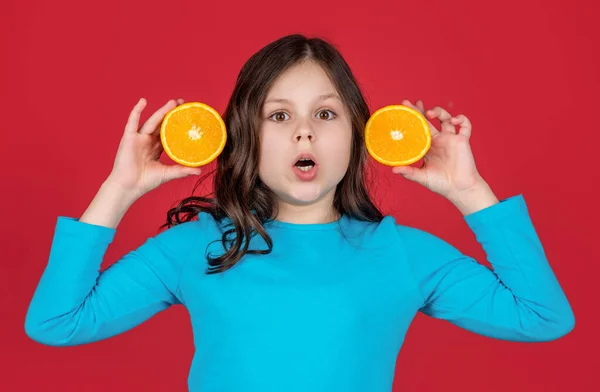 Schockiertes Teenie Kind Mit Orangefarbenen Früchten Auf Lila Hintergrund — Stockfoto