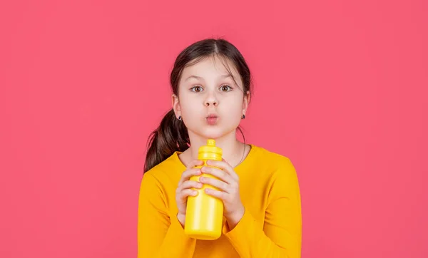 Lustige Kinder Trinken Wasser Auf Rosa Hintergrund — Stockfoto