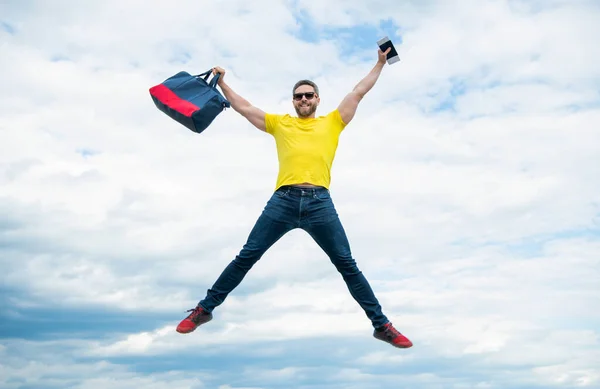 アクティブな男ジャンプとともに旅行バッグ空中空の背景 — ストック写真