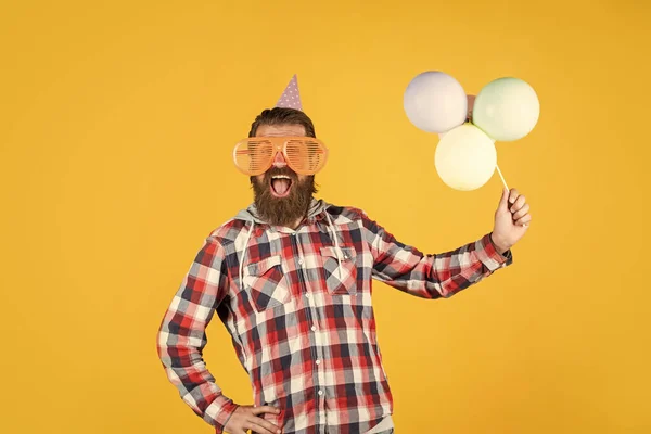 Een Volwassen Man Een Geruit Shirt Met Feestballonnen Stijlvolle Man — Stockfoto