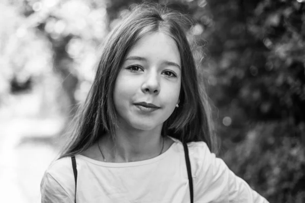 Vacker Tonåring Flicka Promenader Utomhus Sommaren Eller Våren Barndom — Stockfoto