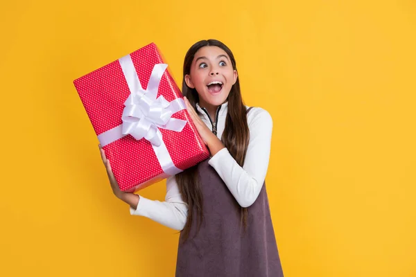 Glückliches Überraschungskind Mit Geschenkschachtel Auf Gelbem Hintergrund — Stockfoto