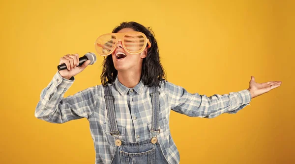 Expresar Emociones Mujer Feliz Con Micrófono Concepto Karaoke Cantando Canciones —  Fotos de Stock