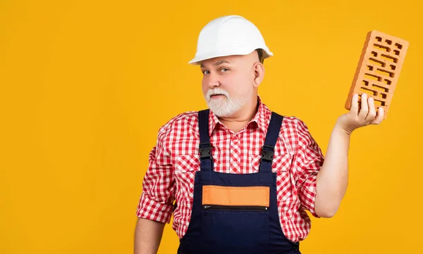 Ernster Alter Mann Maurer Mit Helm Auf Gelbem Hintergrund — Stockfoto