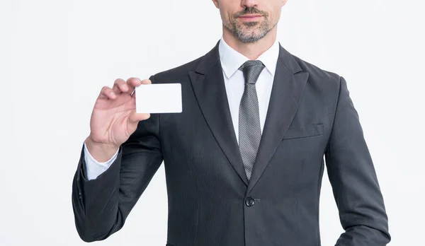 スーツ姿の実業家は白地に隔離された名刺を持ち — ストック写真