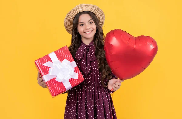 Веселая Девочка Подросток Красным Сердечным Баллоном Коробкой Подарков Желтом Фоне — стоковое фото