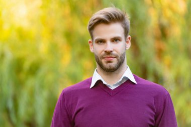 Genç yakışıklı adam portresi, günlük tarzda açık havada fotokopi alanı ile birlikte..