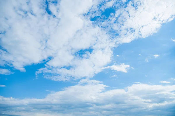 Bleu Ciel Nuageux Fond Avec Des Nuages Blancs Pelucheux — Photo