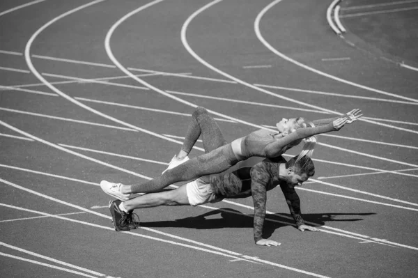 Spor Fitness Erkek Kadın Antrenmanları Birlikte Kalas Oluşturun Açık Stadyum — Stok fotoğraf