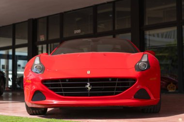 Miami Beach, Florida ABD - 15 Nisan 2021: Kırmızı Ferrari California Roadster, alçak açılı.