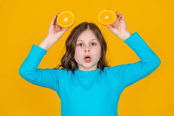Έκπληκτος Έφηβος Κορίτσι Κρατήσει Πορτοκαλί Φρούτα Κίτρινο Φόντο — Φωτογραφία Αρχείου
