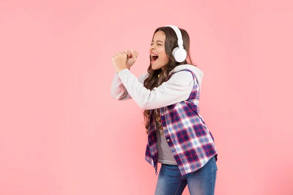 Niño Cantando Escuchar Música Auriculares Sobre Fondo Rosa Vida Moderna — Foto de Stock