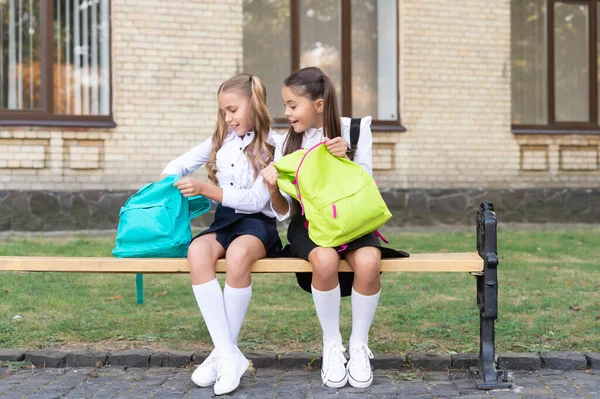 Duas Raparigas Escola Sentadas Num Banco Com Mochila Juntas Confraternização — Fotografia de Stock