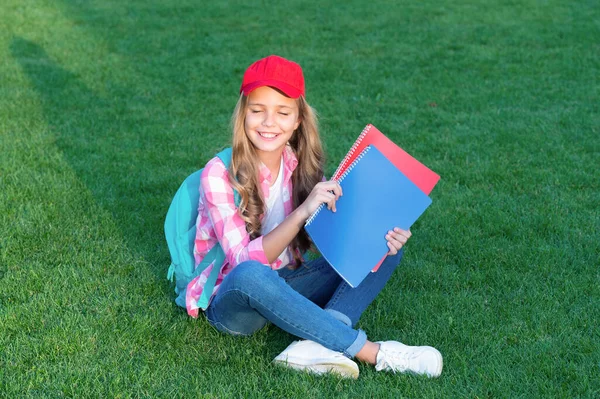 Happy Teen Girl Sitting Grass School Back School — ストック写真