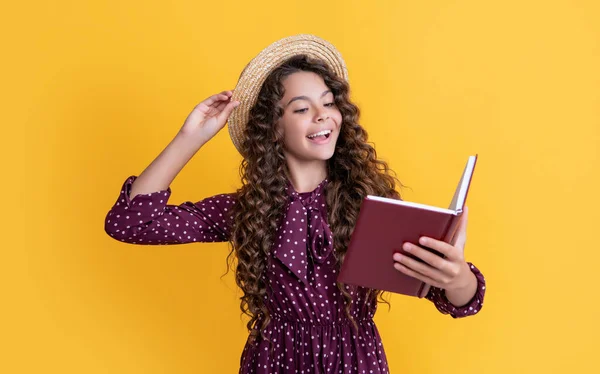 Heureux Enfant Avec Frisottis Cheveux Réciter Livre Sur Fond Jaune — Photo