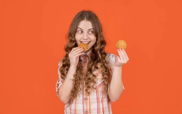 Szczęśliwy Nastolatek Dziecko Jedzenie Owsianki Ciasteczka Pomarańczowym Tle — Zdjęcie stockowe