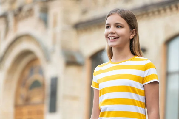 Šťastný Dospívající Dívka Ležérní Pruhované Tričko Při Pohledu Stranou Rozmazané — Stock fotografie