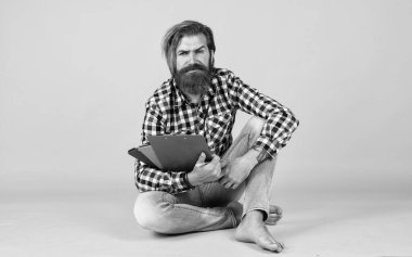 Bununla ne yapmam gerekiyor? Belge klasörüne sıradan yazı yazan bir adam. Evrak işi konsepti. Tipik ofis hayatı. Projede çalışan sakallı adam. Sakallı öğrenci gazetesine not alıyor..