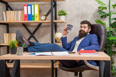 Sana neşe veren şeyi bul. Mutlu yönetmen bir fincan çayla rahatlar. Çay molasında dinleniyorum. İşten dinlenme molası. Ofis işi.