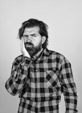 Diş ağrısından muzdarip sakallı adamın ağrısı ve diş problemi var. Stomatoloji..