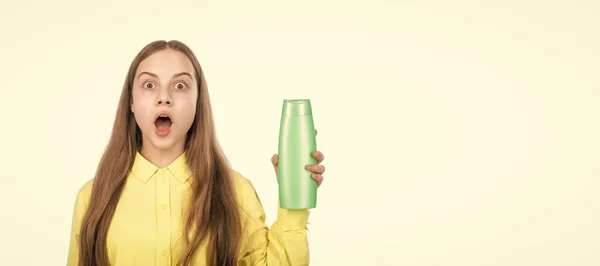 Chocado Adolescente Chica Presentando Champú Pelo Cuerpo Acondicionador Botella Aislado — Foto de Stock