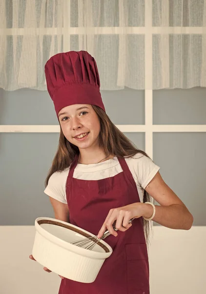 부엌에서 식사를 준비하고 있습니다 저녁으로 요리를 합니다 시절의 요리용 유니폼을 — 스톡 사진
