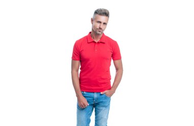 Kırmızılı saçları olan teslimatçı adam beyaz arka planda izole edilmiş..