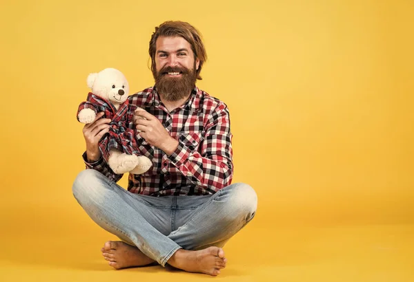 Konsep Persahabatan Pria Hipster Dewasa Yang Brutal Bermain Dengan Mainan — Stok Foto