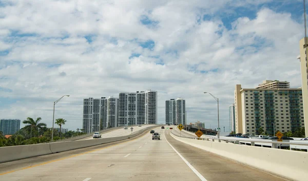 Miami Usa March 2021 Skyscraper Buildings Cars Highway Road — Foto de Stock
