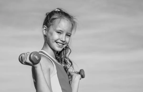 Tini Lány Visel Sportruházat Edzés Harangokkal Égen Háttér Másolás Tér — Stock Fotó
